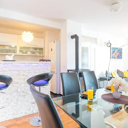 Lucy Lu Sea View Apartament